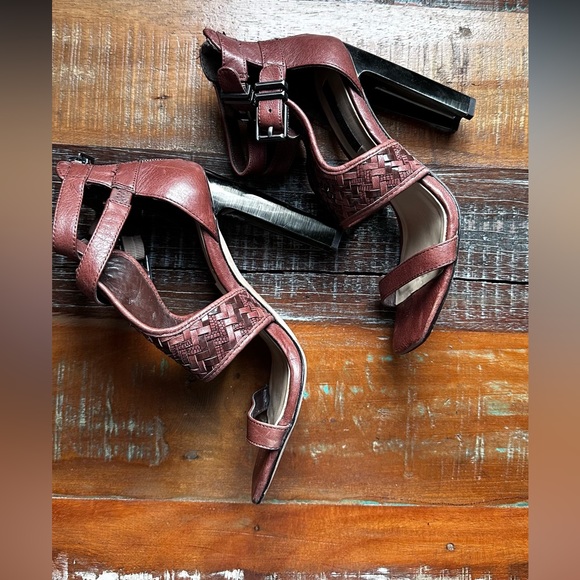 BCBG MAXAZRIA sandals - GUC size 6 - Picture 5 of 5